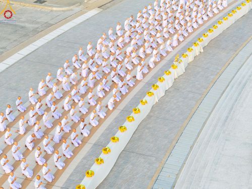 ภาพ No.216996:วันเสาร์ที่ 12 เมษายน พ.ศ. 2568 พิธีเวียนประทักษิณรอบพระมหาธรรมกายเจดีย์  พิธีวันทาเจดีย์ พิธีขอขมาและมอบผ้าไตร ในโครงการอุปสมบทหมู่ บูชาธรรมหลวงพ่อธัมมชโย, โครงการธรรมทายาท ระดับอุดมศึกษา รุ่นที่ 52 ,  โครงการบวชพระนานาชาติ AEC & WAB CEO รุ่นที่ 4 , ณ ว