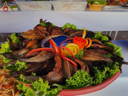 ภาพ No.201478:พิธีถวายภัตตาหารเป็นสังฆทาน แด่พระธรรมยาตรา ณ อนุสรณ์สถานบางปลา วัดบางปลา อำเภอบางเลน จังหวัดนครปฐม ในโครงการธรรมยาตรา กตัญญูบูชา มหาปูชนียาจารย์ พระมงคลเทพมุนี(สด จนฺทสโร) พระผู้ปราบมาร อนุสรณ์สถาน 7 แห่ง ปีที่ 13 วันที่ 25 มกราคม พ.ศ. 2568