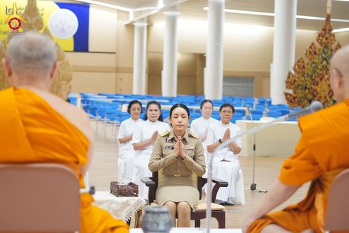 ภาพ No.208998:พระบาทสมเด็จพระเจ้าอยู่หัว ทรงมีพระราชศรัทธาทรงพระกรุณาโปรดเกล้าฯ ให้บำเพ็ญพระราชกุศลถวายภัตตาหารพระราชทาน การสอบบาลีสนามหลวง ณ วัดพระธรรมกาย ย อ.คลองหลวง จ.ปทุมธานี วันที่ 23-24 กุมภาพันธ์ พ.ศ. 2568