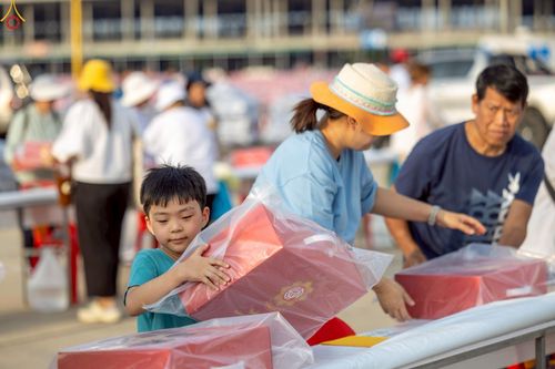 ภาพ No.225101:วันที่ 20 - 27 เมษายน พ.ศ. 2568 "ภาพแห่งความปลื้มที่ไม่มีวันจบ" คณะสงฆ์สามเณร เจ้าหน้าที่ และสาธุชน ร่วมแรงร่วมใจกันเตรียมงานและเก็บงาน เพื่อวันคุ้มครองโลก พิธีถวายมหาสังฆทานคณะสงฆ์ 40,000 กว่าวัดทั่วประเทศ