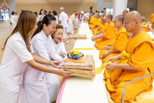 ภาพ No.180858:พิธีถวายภัตตาหารเมนูสวรรค์ และพิธีถวายอุปกรณ์กันหนาว แด่คณะพระภิกษุสามเณรวัดพระธรรมกาย วันอาทิตย์ที่ 8 ธันวาคม พ.ศ.2567 ณ สภาธรรมกายสากล วัดพระธรรมกาย