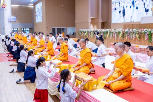 ภาพ No.245962:วันเสาร์ที่ 13 กันยายน พ.ศ. 2568 พิธีมอบผ้าไตรประธานกฐินสัมฤทธิ์เด็กดี V-Star ณ สภาธรรมกายสากล วัดพระธรรมกาย