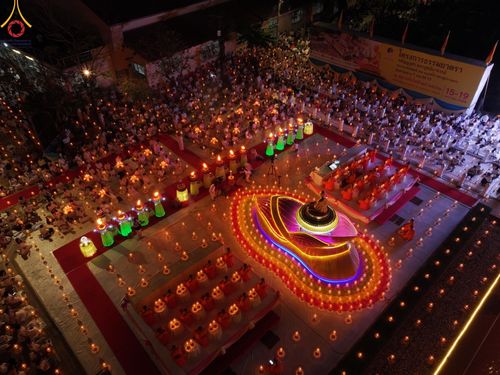 ภาพ No.197192:พิธีจุดประทีปถวายเป็นพุทธบูชา และบูชาธรรมมหาปูชนียาจารย์ ณ วัดโบสถ์(บน) ตำบลบางคูเวียง อำเภอบางกรวย จังหวัดนนทบุรี ในโครงการธรรมยาตรา กตัญญูบูชา มหาปูชนียาจารย์ พระมงคลเทพมุนี(สด จนฺทสโร) พระผู้ปราบมาร อนุสรณ์สถาน 7 แห่ง ปีที่ 13 วันที่ 18 มกราคม พ.ศ. 25