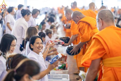 ภาพ No.158974:พิธีตักบาตร ในวันอาทิตย์ต้นเดือน วันที่ 6 ตุลาคม พ.ศ. 2567 ณ สภาธรรมกายสากล วัดพระธรรมกาย