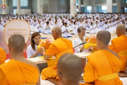 ภาพ No.59273:พิธีเจริญพระพุทธมนต์ ถวายภัตตาหารเป็นสังฆทาน เนื่องในวาระอายุวัฒนมงคล 80 ปี หลวงพ่อธัมมชโย ณ สภาธรรมกายสากล วัดพระธรรมกาย วันพุธที่ 24 เมษายน พ.ศ.2567