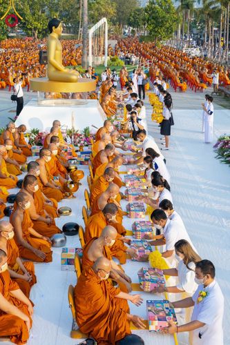 ภาพ No.101864:ตักบาตรพระ 10,000 รูป เติมบุญให้แผ่นดิน เนื่องในโอกาส 192 ปี จังหวัดกาญจนบุรี หนึ่งในโครงการตักบาตรพระ 2,000,000 รูป  77 จังหวัดทุกวัดทั่วไทย วันจันทร์ที่ 11 ธันวาคม พ.ศ. 2566 บริเวณถนนสองแคว (SKY WALK) เมืองกาญจนบุรี