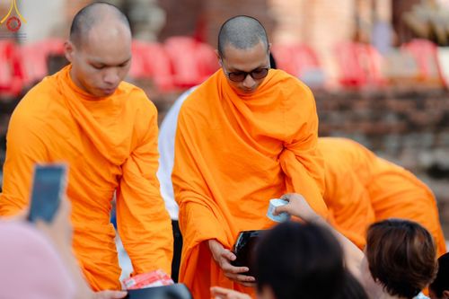 ภาพ No.138571:พิธีตักบาตร วัดราชบูรณะ จ.พระนครศรีอยุธยา วันที่ 25 พฤษภาคม พ.ศ.2567