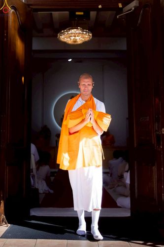 ภาพ No.252282:วันที่ 4-5 ตุลาคม พ.ศ. 2568  วัดพระธรรมกายแคลิฟอร์เนีย ประเทศสหรัฐอเมริกา ได้จัดพิธีตัดปอยผม โดยคณะสงฆ์ ญาติ ๆ และสาธุชน ให้กับนาคธรรมทายาท 8 ท่าน และได้จัดพิธีบรรพชา-อุปสมบท ฉลองพิธีทอดกฐินบรมจักรพรรดิ สร้างอุโบสถ 82 ปี บูชาธรรมหลวงพ่อธัมมชโย