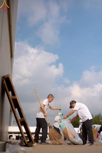 ภาพ No.220510:วันที่ 23-25 เมษายน พ.ศ. 2568 เจ้าหน้าที่และสาธุชนช่วยกัน รับบุญเก็บงานวันคุ้มครองโลก ณ วัดพระธรรมกาย