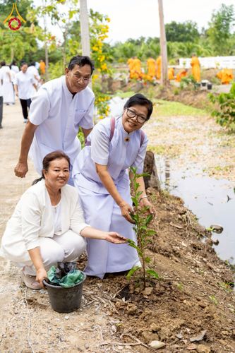 ภาพ No.238583:วันอาทิตย์ที่ 17 สิงหาคม พ.ศ. 2568 พิธีทอดผ้าป่าบำรุงศูนย์อบรมเยาวชนนครปฐม ครบรอบ 14 ปี และพิธีปลูกต้นไม้รอบสระเศรษฐี ณ ศูนย์อบรมเยาวชนนครปฐม