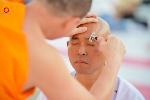 ภาพ No.274795:วันอาทิตย์ที่ 30 พฤศจิกายน พ.ศ. 2568 พิธีปลงผม โครงการอุปสมบทบูชาธรรมมหาปูชนียาจารย์ ปี 2568 ณ ลานธรรมพระมหาธรรมกายเจดีย์ ฝั่งทิศตะวันตก ระหว่างวิหารคดหมายเลข 8 และ 9 วัดพระธรรมกาย