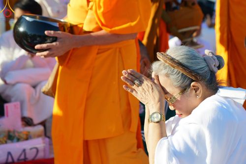 ภาพ No.103886:พิธีตักบาตรพระ 1,000 รูป ครั้งที่ 7 ถวายเป็นพุทธบูชา เพื่อช่วยเหลือคณะสงฆ์ 323 วัด 4 จังหวัดชายแดนภาคใต้ และถวายแด่คณะสงฆ์จังหวัดพิษณุโลก ณ ลานธรรมธุดงคสถานพิษณุโลก อ.วังทอง จ.พิษณุโลก วันที่ 24 ธันวาคม พ.ศ. 2566