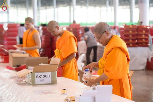 ภาพ No.212070:วันจันทร์ที่ 17 มีนาคม พ.ศ. 2568 บุญบรรจุกล่องไทยธรรม เพื่อถวายแด่พระสังฆาธิการ 40,000 กว่าวัดทั่วไทย ในวันคุ้มครองโลก 22 เมษายน พ.ศ. 2568 ณ บ้านแก้วเรือนทองคุณยายฯ วัดพระธรรมกาย