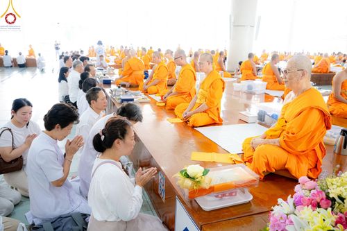 ภาพ No.165824:พิธีถวายภัตตาหารเมนูสวรรค์ วันที่ 26 ตุลาคม พ.ศ. 2567 ณ หอฉันคุณยายอาจารย์ฯ วัดพระธรรมกาย