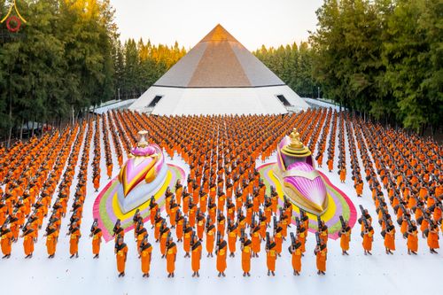พระธรรมยาตราร่วมปฏิบัติธรรม และถ่ายภาพหมู่ประวัติศาสตร์ ในโครงการธรรมยาตรากตัญญูบูชา มหาปูชนียาจารย์ พระมงคลเทพมุนี(สด จนฺทสโร) พระผู้ปราบมาร  อนุสรณ์สถาน 7 แห่ง ปีที่ 12  วันที่ 4 มกราคม พ.ศ. 2567  ณ อนุสรณ์สถานมหาวิหารพระมงคลเทพมุนี จ.สุพรรณบุรี