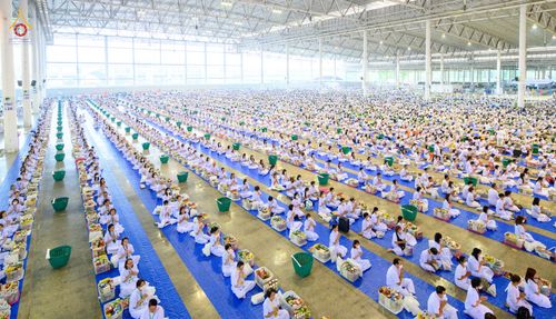 ภาพ No.76742:พิธีตักบาตรข้าวสารอาหารแห้ง  ณ บ้านแก้วเรือนทองคุณยายฯ สภาธรรมกายสากล  วัดพระธรรมกาย จ.ปทุมธานี  ในวันอาทิตย์ต้นเดือนที่ 6 มีนาคม พ.ศ. 2566