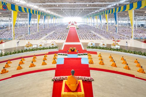 ภาพ No.105452:พิธีปฏิบัติธรรมและพิธีบูชาข้าวพระ ในวันจันทร์ที่ 1 มกราคม พ.ศ. 2567 ณ สภาธรรมกายสากล วัดพระธรรมกาย