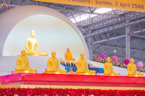 ภาพ No.78916:พิธีตักบาตร ข้าวสารอาหารแห้ง พิธีบูชาข้าวพระ ในวันอาทิตย์ต้นเดือนที่ 2 เมษายน พ.ศ. 2566