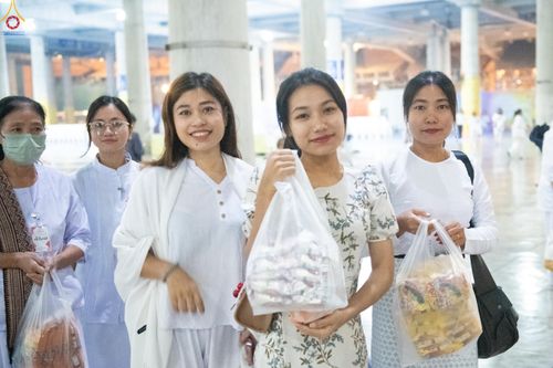 ภาพ No.279695:วันที่ 1 มกราคม พ.ศ.2569 พิธีตักบาตรในวันขึ้นปีใหม่ ณ ลานธรรม วัดพระธรรมกาย