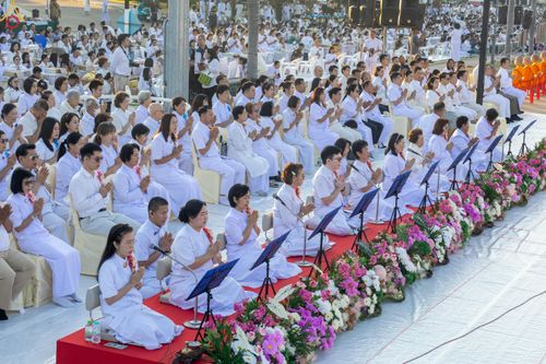 ภาพ No.282610:วันเสาร์ที่ 20 ธันวาคม พ.ศ.2568 พิธีตักบาตรพระ 10,000 รูป (ชุด 2) เนื่องในโอกาส 194 ปี จังหวัดกาญจนบุรี และอุทิศส่วนกุศลให้แด่บรรพชนทั้งหลาย บริเวณถนนสองแคว (Skywalk) เมืองกาญจนบุรี