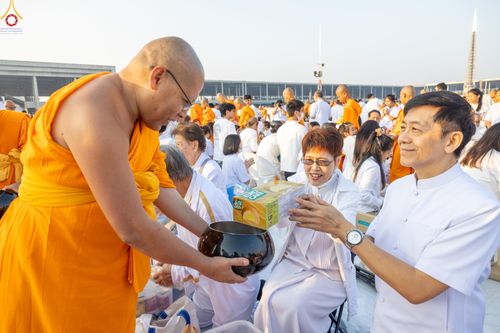 ภาพ No.279863:วันที่ 1 มกราคม พ.ศ.2569 พิธีตักบาตรในวันขึ้นปีใหม่ ณ ลานธรรม วัดพระธรรมกาย