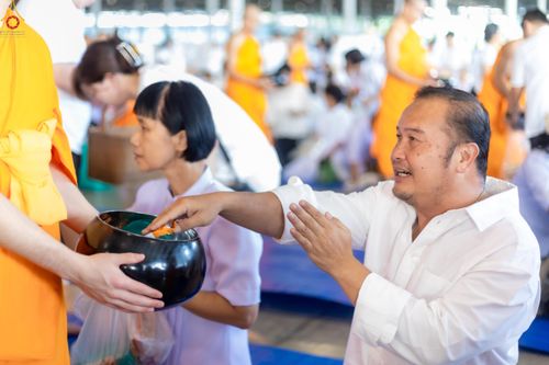 ภาพ No.318203:วันอาทิตย์ต้นเดือนที่ 5 เมษายน พ.ศ.2569 พิธีตักบาตร ณ บ้านแก้วเรือนทองคุณยายอาจารย์ฯ วัดพระธรรมกาย