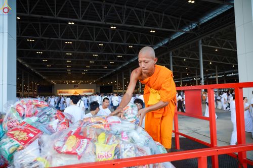 ภาพ No.311381:วันอาทิตย์ต้นเดือนที่ 1 มีนาคม พ.ศ.2569 พิธีตักบาตร และ พิธีบูชาข้าวพระ ณ สภาธรรมกายสากล วัดพระธรรมกาย