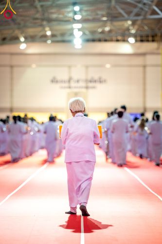 ภาพ No.86384:วันธรรมชัย ปีที่ 55 พิธีทอดผ้าป่ากฐินสมทบครั้งที่1, พิธีเจริญพุทธมนต์ ลูกนิมิตมหาสมบัติฯ พิธีจุดประทีป,พิธีฉลองชัยสวดมนต์บทธัมมจักกัปปวัตนสูตร วันอาทิตย์ที่ 27 สิงหาคม พ.ศ.2566 ณ สภาธรรมกายสากล / มหารัตนวิหารคด วัดพระธรรมกาย