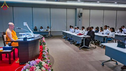 ภาพ No.313130:วันที่ 4 มีนาคม พ.ศ. 2559 หลวงพ่อทัตตชีโว รองเจ้าอาวาสวัดพระธรรมกาย ได้เมตตาถวายการต้อนรับปฏิสันถารพระอาคันตุกะจาก 19 ประเทศ ที่เดินทางมาร่วมงานวันมาฆบูชา ณ วัดพระธรรมกาย