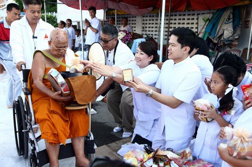 ภาพ No.4930:ตักบาตรจอมทอง พระ 1,112 รูป