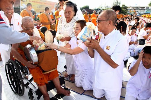 ภาพ No.4934:ตักบาตรจอมทอง พระ 1,112 รูป