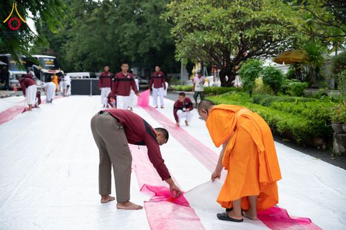 ภาพ No.351546:วันที่ 22 กันยายน พ.ศ. 2569  พิธีตักบาตรสามเณรธรรมทายาท โครงการบรรพชาพัฒนาคุณธรรม จริยธรรม  สำหรับนักเรียนนายสิบตำรวจ (นสต.) รุ่นที่ 16 ศูนย์ฝึกอบรมตำรวจภูธรภาค 1  ณ วัดพระพุทธบาทราชวรมหาวิหาร