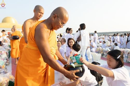 ภาพ No.279866:วันที่ 1 มกราคม พ.ศ.2569 พิธีตักบาตรในวันขึ้นปีใหม่ ณ ลานธรรม วัดพระธรรมกาย