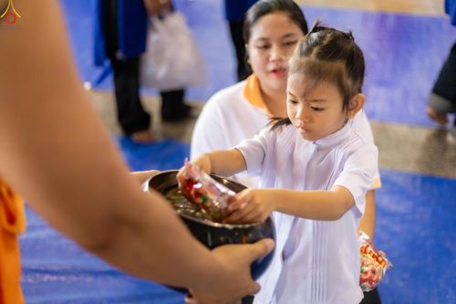 ภาพ No.318206:วันอาทิตย์ต้นเดือนที่ 5 เมษายน พ.ศ.2569 พิธีตักบาตร ณ บ้านแก้วเรือนทองคุณยายอาจารย์ฯ วัดพระธรรมกาย