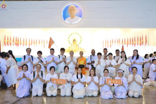 ภาพ No.311384:วันอาทิตย์ต้นเดือนที่ 1 มีนาคม พ.ศ.2569 พิธีตักบาตร และ พิธีบูชาข้าวพระ ณ สภาธรรมกายสากล วัดพระธรรมกาย