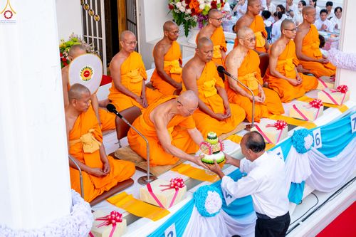 ภาพ No.297757:วันที่ 18 มกราคม พ.ศ. 2569 พิธีตักบาตรพระธรรมยาตรา ณ วัดโบสถ์บน ต.บางคูเวียง จ.นนทบุรี อนุสรณ์สถานลำดับที่ 4 สถานที่เกิดด้วยกายธรรม ในโครงการธรรมยาตรา กตัญญูบูชา มหาปูชนียาจารย์ พระมงคลเทพมุนี(สด จนฺทสโร) พระผู้ปราบมาร อนุสรณ์สถาน 7 แห่ง ปีที่ 14