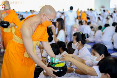 ภาพ No.78865:พิธีตักบาตร ข้าวสารอาหารแห้ง พิธีบูชาข้าวพระ ในวันอาทิตย์ต้นเดือนที่ 2 เมษายน พ.ศ. 2566