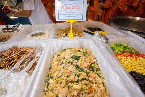 ภาพ No.303912:วันที่ 28 มกราคม พ.ศ. 2569 พิธีถวายภัตตาหารเป็นสังฆทาน แด่พระธรรมยาตรา ณ วัดพระธรรมกาย  จังหวัดปทุมธานี ในโครงการธรรมยาตรา กตัญญูบูชา มหาปูชนียาจารย์ พระมงคลเทพมุนี(สด จนฺทสโร) พระผู้ปราบมาร อนุสรณ์สถาน 7 แห่ง ปีที่ 14