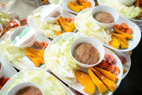 ภาพ No.325750:วันที่ 22 เมษายน พ.ศ.2569(วันคุ้มครองโลก) งานถวายมหาสังฆทาน 40,000 กว่าวัดทั่วประเทศ เจ้าหน้าที่ สาธุชน ร่วมใจจัดเตรียมภัตตาหารเพล (ชุด 2)