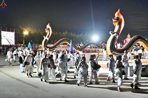 ภาพ No.302377:วันที่ 24 มกราคม พ.ศ. 2569 พิธีตักบาตรพระธรรมยาตรา ณ อนุสรณ์สถานลำดับที่ 5 สถานที่เผยแผ่วิชชาธรรมกายครั้งแรก อนุสรณ์สถานบางปลา วัดบางปลา อำเภอบางเลน จังหวัดนครปฐม ในโครงการธรรมยาตรา กตัญญูบูชา มหาปูชนียาจารย์ พระมงคลเทพมุนี(สด จนฺทสโร) พระผู้ปราบมาร อนุส