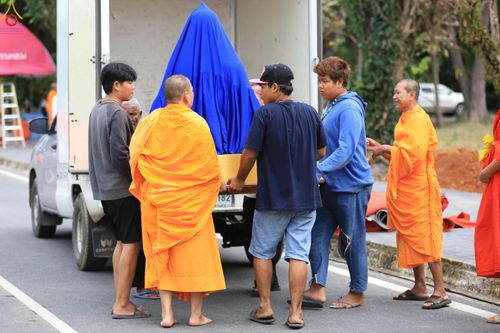 ภาพ No.280835:วันที่ 27 ธันวาคม พ.ศ.2568 คณะสงฆ์และเจ้าหน้าที่ทุกสังกัด ช่วยกันเตรียมงานตักบาตรพระ 1,000 รูป จ.สตูล