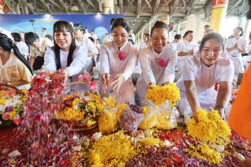 ภาพ No.304040:วันที่ 25 มกราคม พ.ศ. 2569 พิธีต้อนรับพระธรรมยาตรา  รร.สามัคคีราษฏร์บำรุง-วัดพระธรรมกาย ในโครงการธรรมยาตรา กตัญญูบูชา มหาปูชนียาจารย์ พระมงคลเทพมุนี(สด จนฺทสโร) พระผู้ปราบมาร อนุสรณ์สถาน 7 แห่ง ปีที่ 14