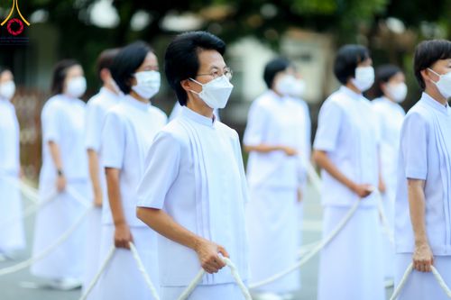 ภาพ No.89096:พิธีอัญเชิญรูปหล่อทองคำ  คุณยายอาจารย์มหารัตนอุบาสิกาจันทร์ ขนนกยูง เพื่อประดิษฐาน ณ มหาวิหารคุณยายอาจารย์ฯ เนื่องในวันครูผู้ค้นพบวิชชาธรรมกาย วันศุกร์ที่ 29 กันยายน พ.ศ. 2566