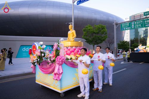 ภาพ No.328955:วันเสาร์ที่ 16 พฤษภาคม พ.ศ.2569 งานเทศกาลโคมวิสาขบูชานานาชาติ หรือ ยอนดึงฮเว  연등회 (Lotus Lantern Festival) ประจำปี 2569 ประเทศเกาหลีใต้