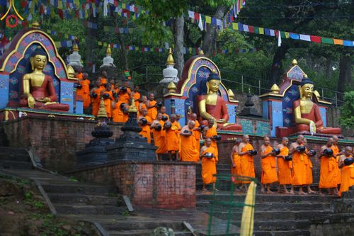 ภาพ No.317139:วันจันทร์ที่ 30 มีนาคม พ.ศ.2569 จาริกบิณฑบาตสยมภูนาทสู่พระราชวังหนุมานโดกา ประเทศเนปาล