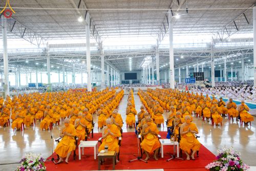 ภาพ No.78921:พิธีตักบาตร ข้าวสารอาหารแห้ง พิธีบูชาข้าวพระ ในวันอาทิตย์ต้นเดือนที่ 2 เมษายน พ.ศ. 2566