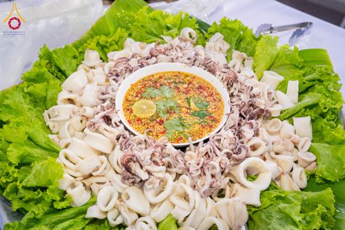 ภาพ No.288330:วันที่ 5 มกราคม พ.ศ. 2569 พิธีถวายภัตตาหารเป็นสังฆทาน แด่พระธรรมยาตรา ในโครงการธรรมยาตรา กตัญญูบูชา มหาปูชนียาจารย์ พระมงคลเทพมุนี(สด จนฺทสโร) พระผู้ปราบมาร อนุสรณ์สถาน 7 แห่ง ปีที่ 14 ณ อนุสรณ์สถานมหาวิหารพระมงคลเทพมุนี (โลตัสแลนด์) อ.สองพี่น้อง จ.สุพรร