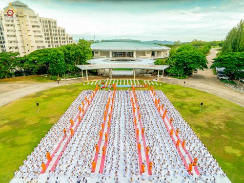 ภาพ No.341005:วันที่ 26 กรกฎาคม พ.ศ. 2569 โครงการพัฒนาคุณธรรม จริยธรรม สำหรับนักเรียนนายสิบตำรวจ (นสต.) รุ่นที่ 17 ศูนย์ฝึกอบรมตำรวจภูธรภาค 1 ได้จัดกิจกรรม ตักบาตรเพื่อน้อมอุทิศถวายเพื่อเป็นพระราชกุศลฯ  และปฏิบัติธรรม ติวธรรมมะ ณ ศูนย์ปฏิบัติธรรมเวิล์ดพีช วัลเล่ย์ (Wo