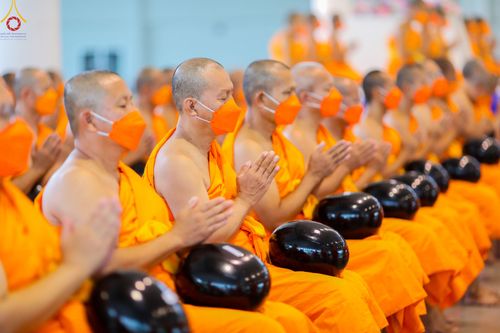 ภาพ No.80267:พิธีตักบาตรฉลองพระใหม่ ในโครงการบรรพชาอุปสมบทหมู่วันคุ้มครองโลก ณ สภาธรรมกายสากล วัดพระธรรมกาย วันอาทิตย์ที่ 16 เมษายน พ.ศ.2566