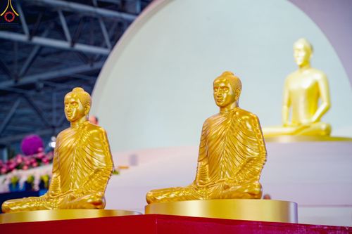 ภาพ No.78964:พิธีวางแผ่นจารึกชื่อ และพิธีวางพวงมาลัยสักการะพระบรมพุทธเจ้า ณ สภาธรรมกายสากล วัดพระธรรมกาย วันที่ 2 เมษายน พ.ศ. 2566